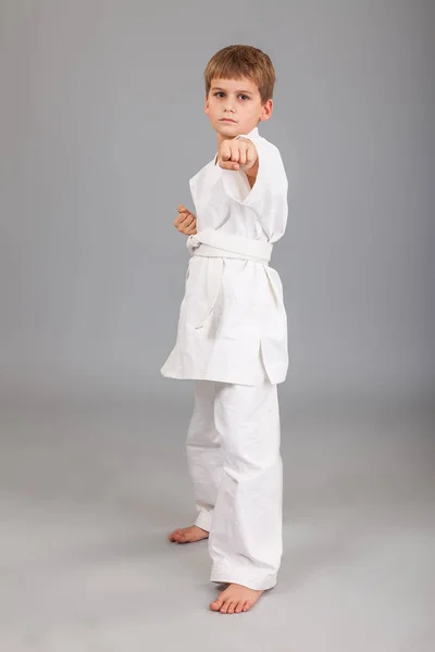 Karate pojke i vit kimono — Stockfoto