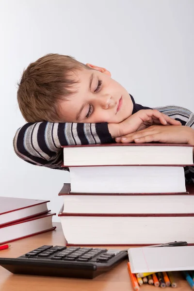 Schooljongen en heap van boeken — Stockfoto