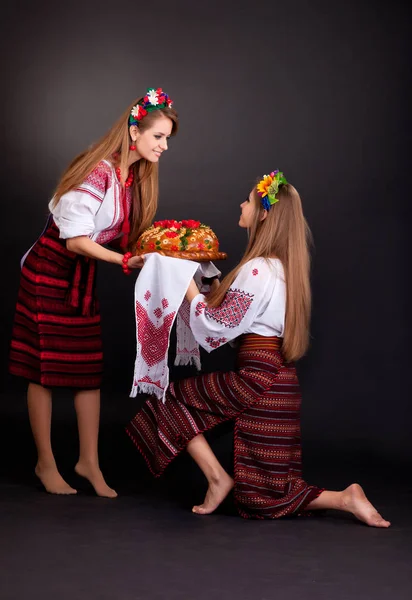 Femmes en vêtements ukrainiens — Photo