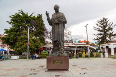 Saint Kliment Ohri heykeli