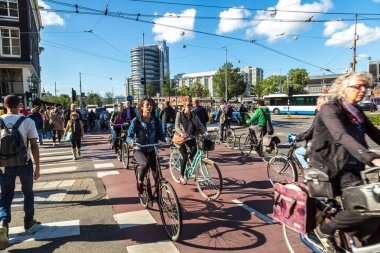 İnsanlar binicilik bisiklet Amsterdam