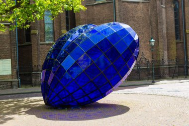 Mavi kalp heykel Delft