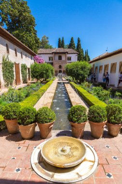 Çeşme ve Alhambra bahçelerinde