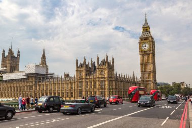 Londra'da Big Ben, Westminster Bridge, kırmızı otobüs