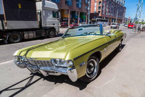 Green coche retro en Helsinki — Foto de Stock