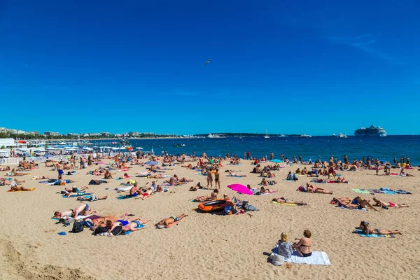 Gente en la playa en Cannes — Foto de Stock