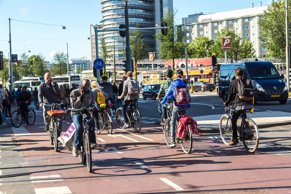 アムステルダムの人々 は自転車に乗って — ストック写真