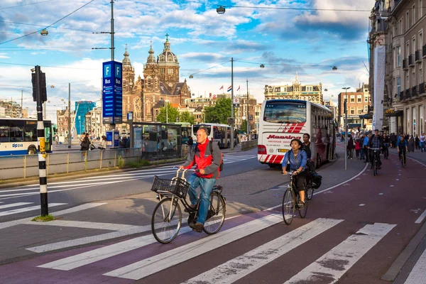 İnsanlar binicilik bisiklet Amsterdam — Stok fotoğraf