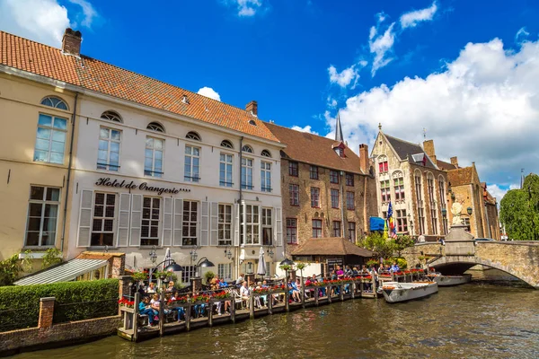 Bateau touristique sur le canal de Bruges — Photo