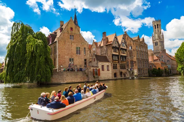 Bruges ve çan kulesinde kanal — Stok fotoğraf