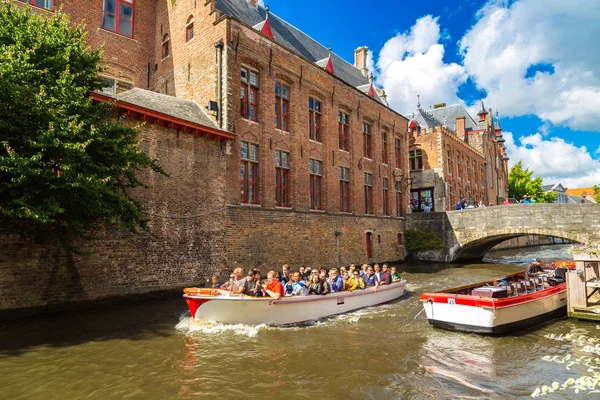 Bruges kanalda teknede turizm — Stok fotoğraf