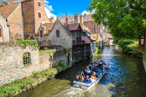 Bruges kanalda teknede turizm — Stok fotoğraf