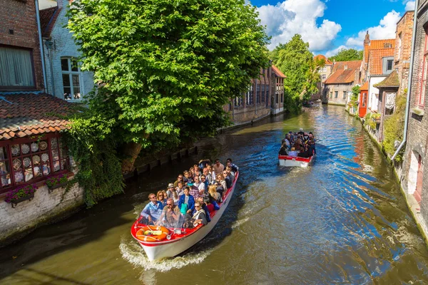 Imbarcazione turistica sul canale di Bruges — Foto Stock