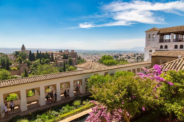 Jardins em Alhambra palácio em Granada — Fotografia de Stock