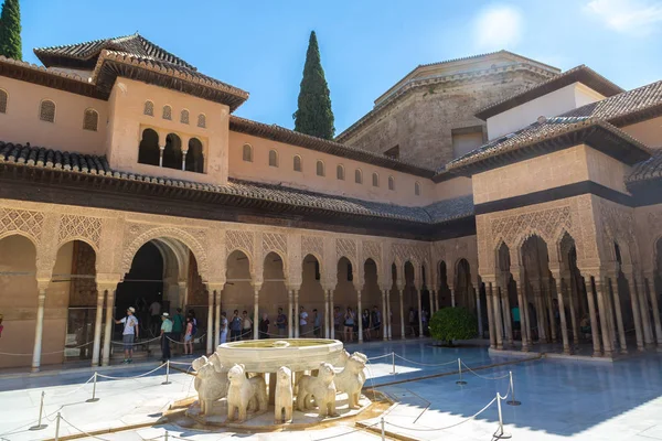 Суд левів в Alhambra palace у Гренада — стокове фото