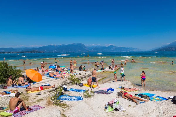 Lago de Garda, Playa pública en Sirmione — Foto de Stock