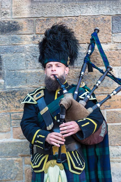 Bagpiper suona musica al Castello di Edimburgo — Foto Stock