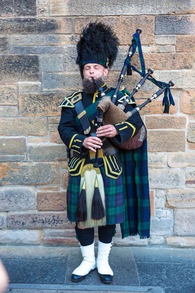 Bagpiper playing music in Edinburgh Castle — Stock Photo, Image