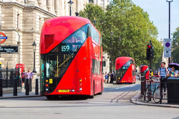 Moderno autobús rojo de dos pisos, Londres — Foto de Stock