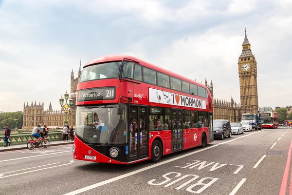 Big Ben, Westminster Bridge, czerwony autobus w Londynie — Zdjęcie stockowe