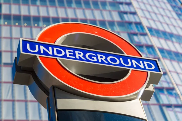 Знаменитый знак лондонского метро — стоковое фото