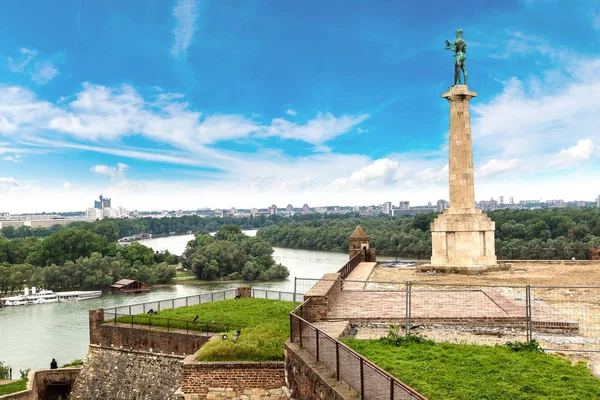 Pobednik-monumentet i Beograd – stockfoto