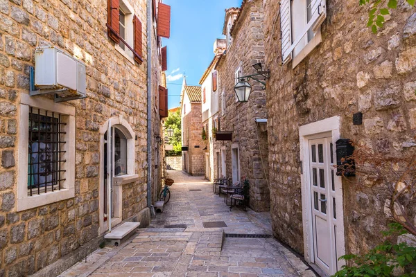 Calle estrecha en el casco antiguo de Budva — Foto de Stock