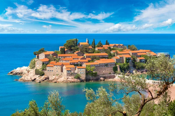 Sveti Stefan Adası yaz aylarında — Stok fotoğraf