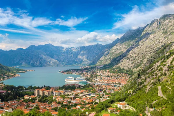 Belo Kotor no verão quente — Fotografia de Stock