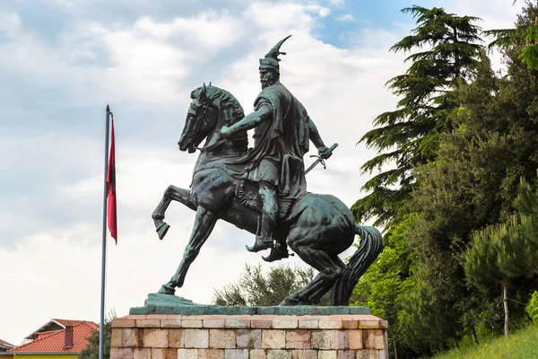 Kruja içinde İskender bey heykeli — Stok fotoğraf