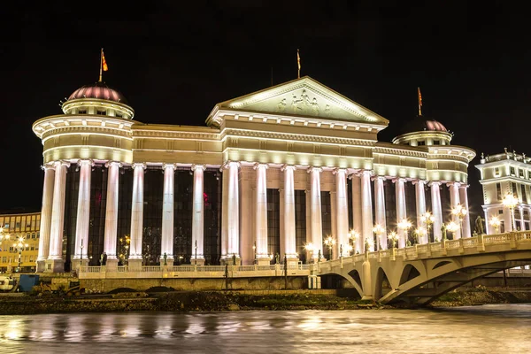 Museum för arkeologi i natt — Stockfoto