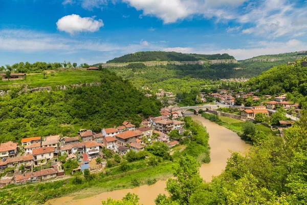 Veliko Tarnovo dans une belle journée — Photo