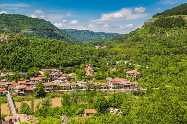 Veliko Tarnovo i sommardag — Stockfoto