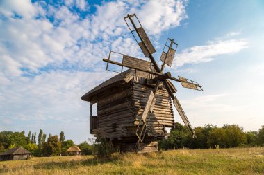 Pirogovo içinde geleneksel yel değirmeni
