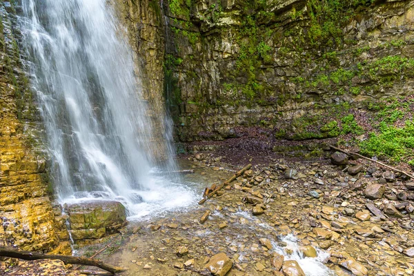 Cascade dans la montagne des Carpates — Photo