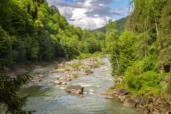 Hegyi folyó nyári nap — Stock Fotó