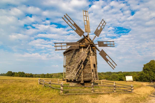 Moulin à vent traditionnel à Pirogovo — Photo