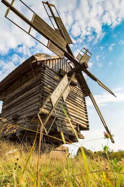 Molino de viento tradicional en Pirogovo —  Fotos de Stock