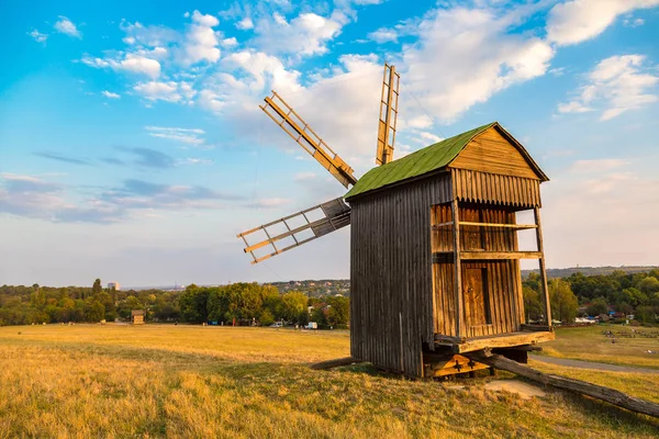 Tradiční větrný mlýn v Pirogovo — Stock fotografie