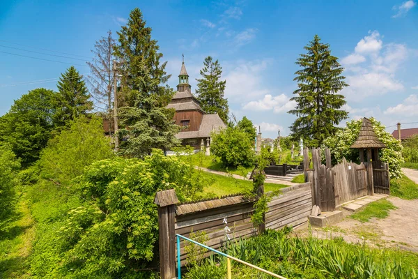 Houten kerk in Oekraïne — Stockfoto