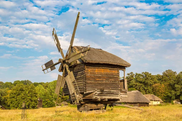 Traditionele windmolen in Pirogovo — Stockfoto