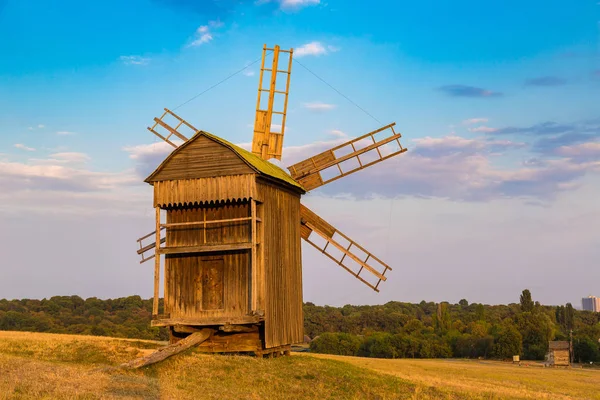 Moulin à vent traditionnel à Pirogovo — Photo