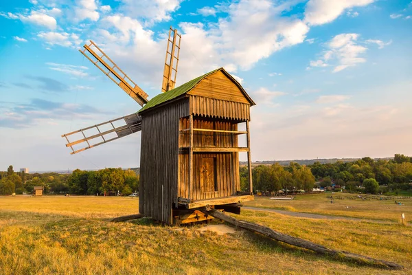 Molino de viento tradicional en Pirogovo — Foto de Stock