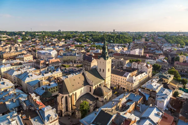 Weergave van Lviv in mooie dag — Stockfoto