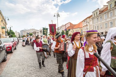 insanlar geleneksel geçit