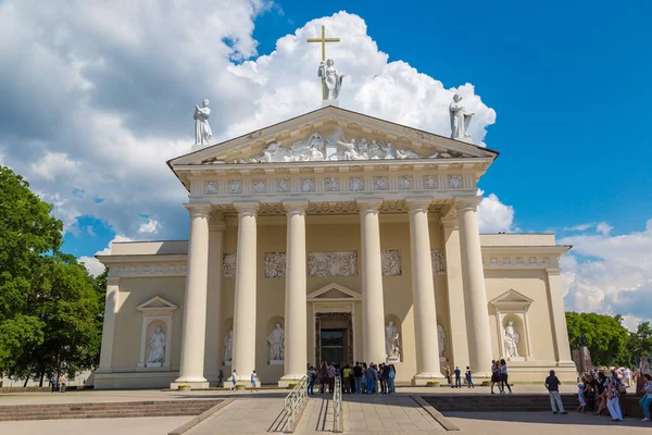 Bazylika katedralna w letni dzień — Zdjęcie stockowe