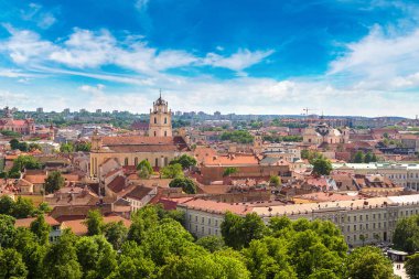Vilnius cityscape mavi gökyüzü ile