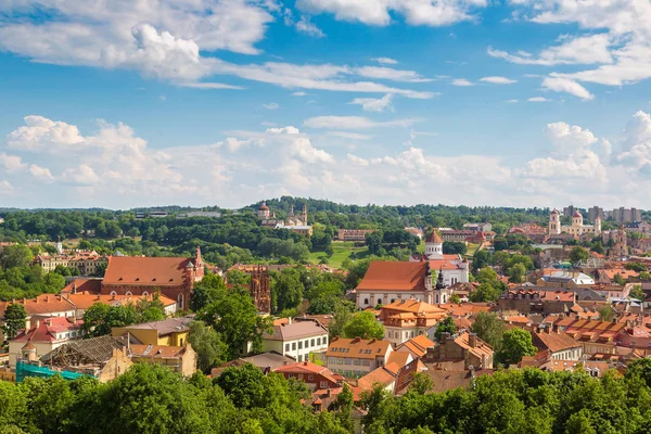 Vilnius paisagem urbana com céu azul — Fotografia de Stock