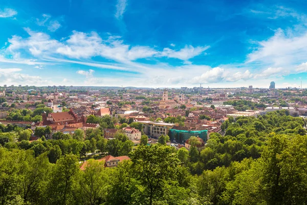 Vilnius paesaggio urbano con cielo blu — Foto Stock