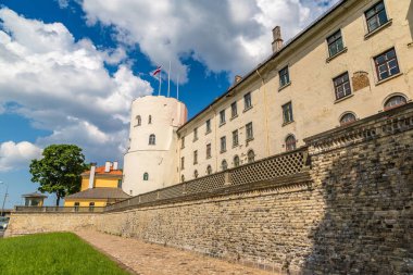 Yaz günü Riga şatoda